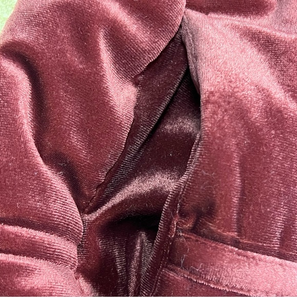 Future Collective Women's Velvet Bow-Tie Puffer Jacket
- Burgundy 1X - Picture 5 of 9